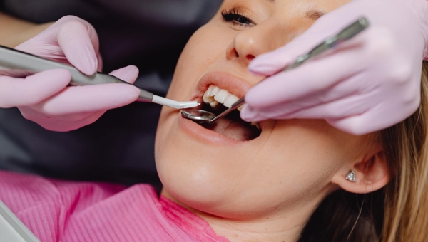 8 Kebiasaan Buruk yang Sering Tidak Disadari Dapat Merusak Gigi